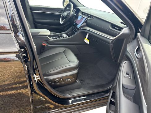 New 2025 Jeep Grand Cherokee Limited w/ Trailer Tow Package image 20