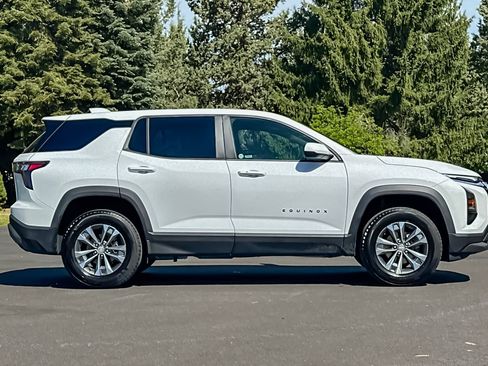 Used 2025 Chevrolet Equinox LT AWD/4WD image 3