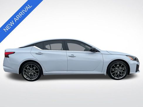Used 2023 Nissan Altima 2.0 SR image 2