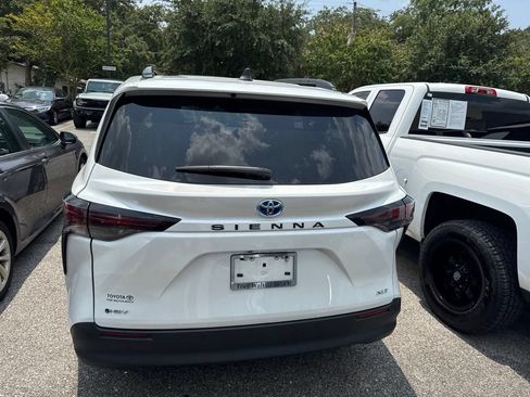 Used 2025 Toyota Sienna XLE w/ XLE Plus Package FWD image 8