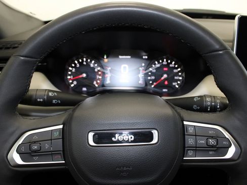 Used 2025 Jeep Compass Limited AWD/4WD image 17