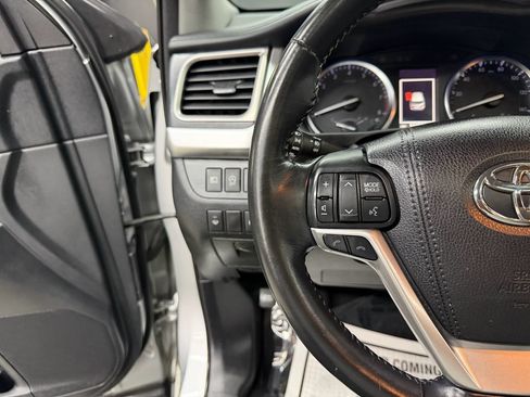 Used 2017 Toyota Highlander Limited AWD/4WD image 29