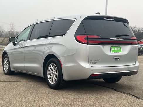 Used 2024 Chrysler Pacifica Touring-L image 7