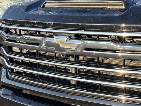Used 2024 Chevrolet Silverado 2500 High Country w/ Midnight Edition AWD/4WD image 9