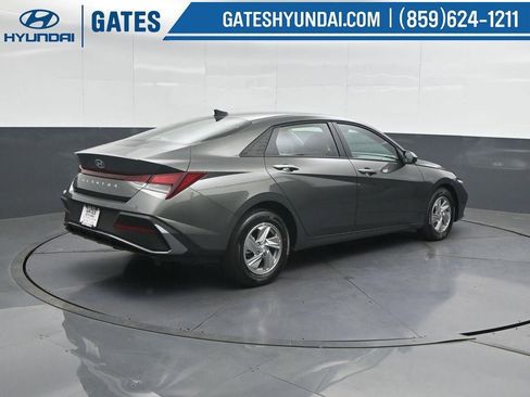 New 2026 Hyundai Elantra SE FWD image 2