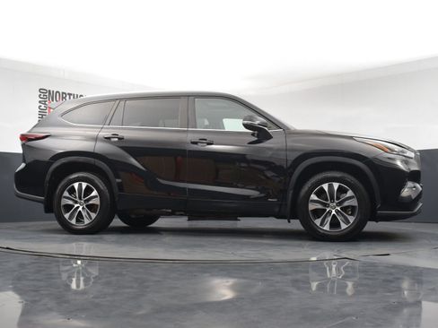 Used 2024 Toyota Highlander XLE AWD/4WD image 32