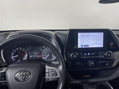 Certified 2024 Toyota Highlander XLE AWD/4WD image 17