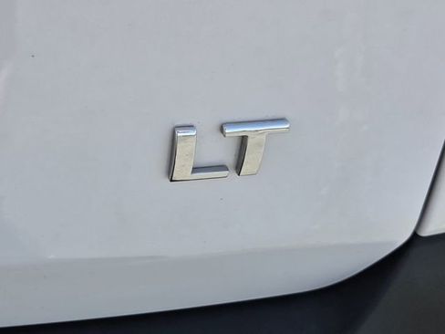 Used 2023 Chevrolet Traverse LT FWD image 11