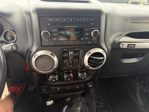Used 2012 Jeep Wrangler Unlimited Rubicon AWD/4WD image 31