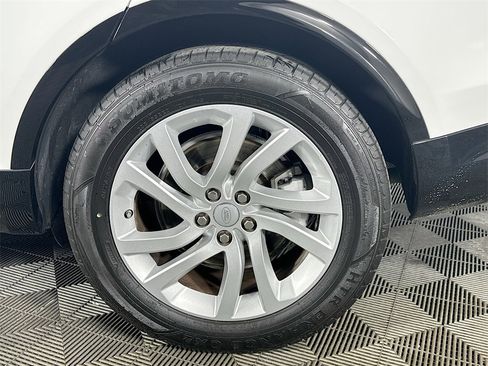 Used 2020 Land Rover Discovery Landmark image 34