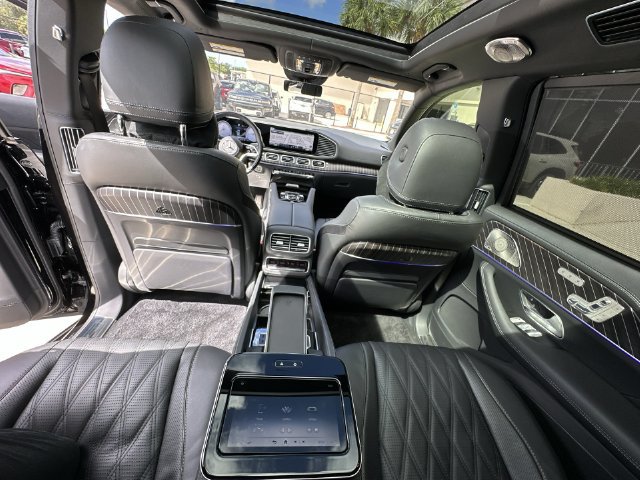 Used 2025 Mercedes-Benz Maybach GLS 600 4MATIC image 33