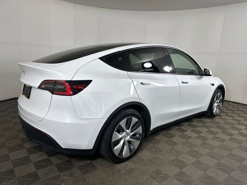 Used 2021 Tesla Model Y Standard Range image 3