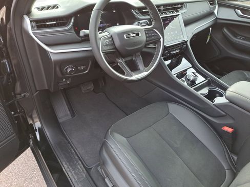 New 2025 Jeep Grand Cherokee Altitude image 18