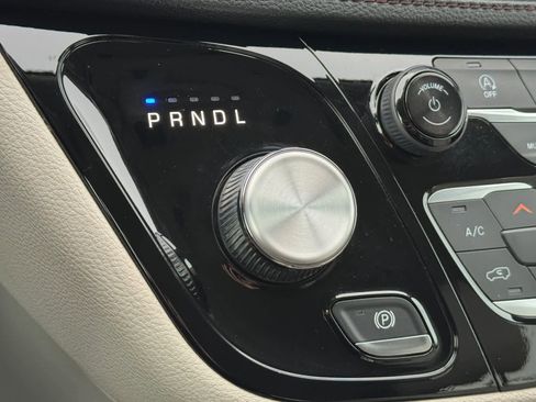 Used 2019 Chrysler Pacifica Limited image 8