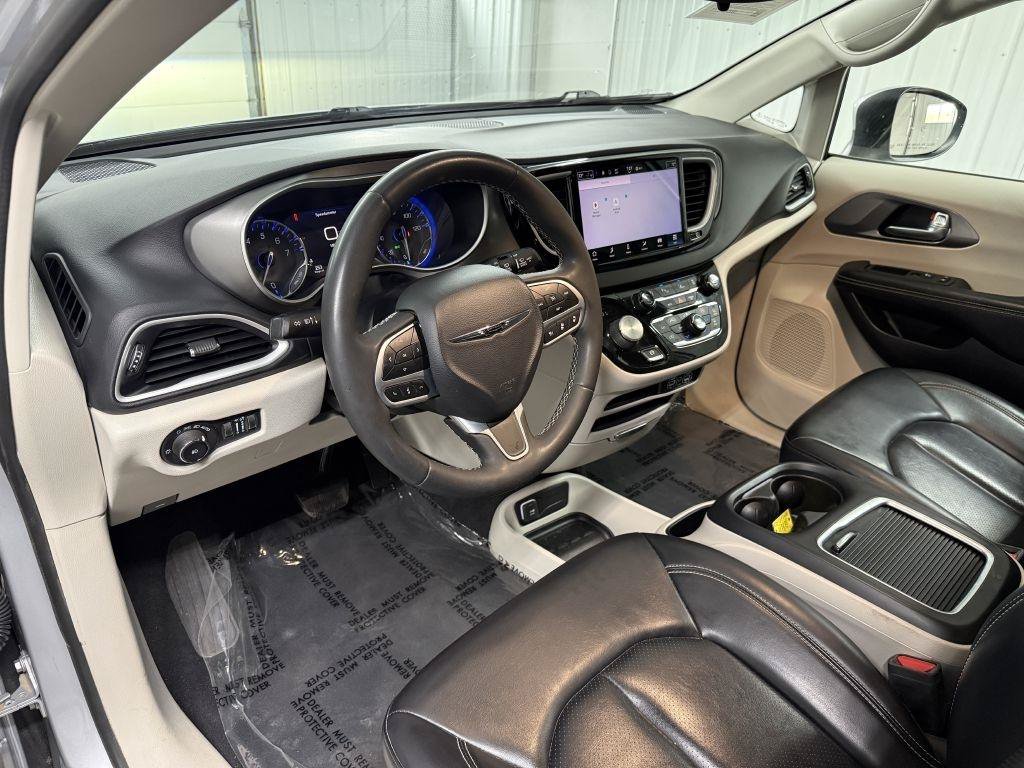 Used 2023 Chrysler Pacifica Touring-L FWD image 13