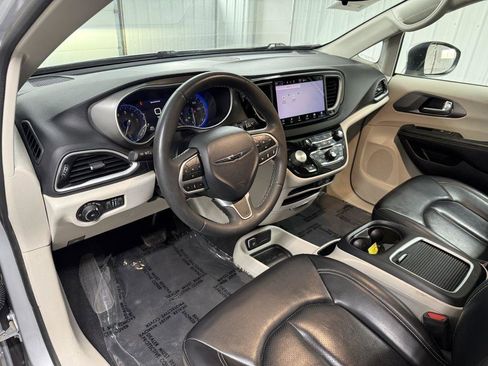 Used 2023 Chrysler Pacifica Touring-L FWD image 13