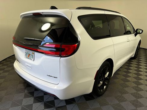 Used 2025 Chrysler Pacifica Limited FWD image 5