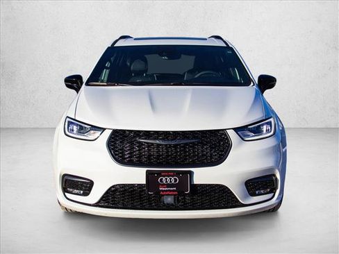 Used 2025 Chrysler Pacifica Limited image 2