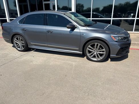 Used 2017 Volkswagen Passat 1.8T R-Line w/ R-Line Lighting Package FWD image 4