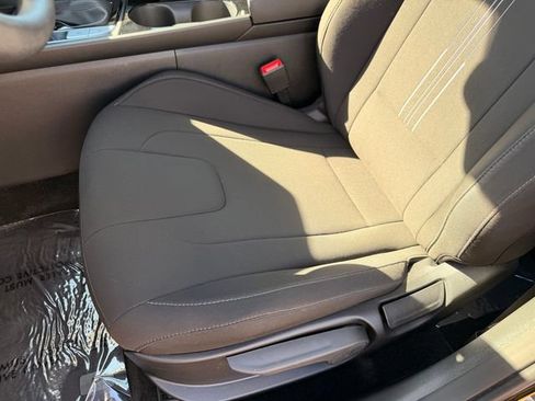 Used 2025 Hyundai Elantra Hybrid FWD image 10