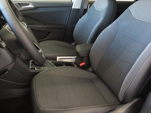 Certified 2026 Volkswagen Taos SE FWD image 11