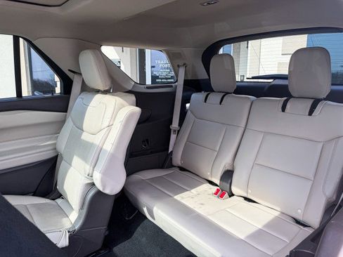 Used 2020 Ford Explorer Platinum w/ Premium Technology Package image 5