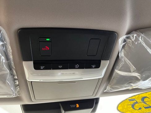 New 2025 Mitsubishi Outlander SE image 8