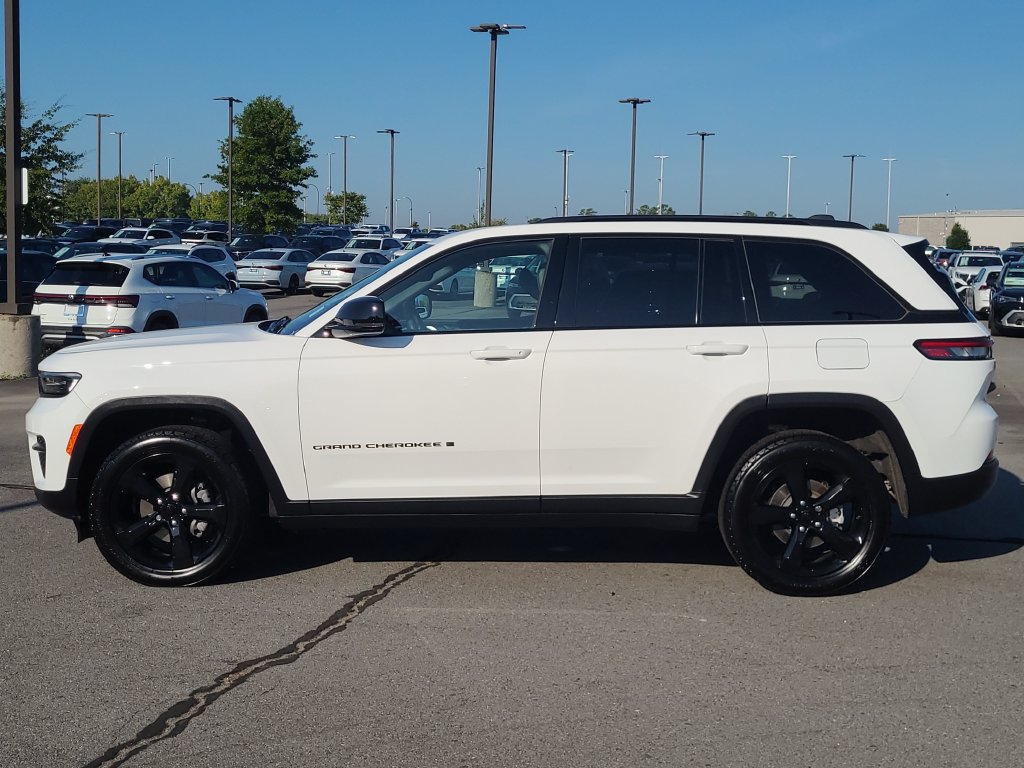 Used 2023 Jeep Grand Cherokee Altitude AWD/4WD image 2