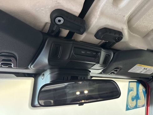 Used 2025 Jeep Wrangler Unlimited Sahara image 33