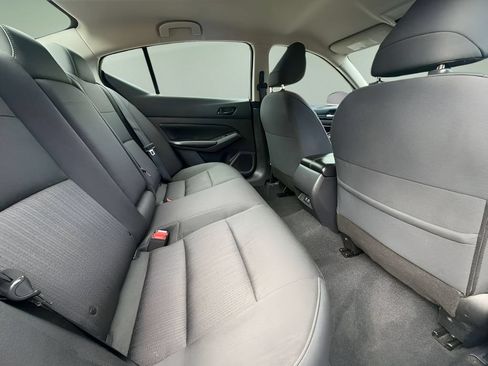 Used 2024 Nissan Altima 2.5 SV FWD image 12