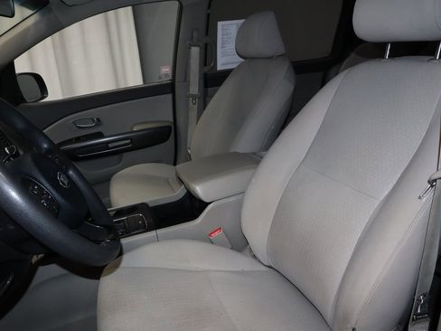 Used 2016 Kia Sedona LX image 24