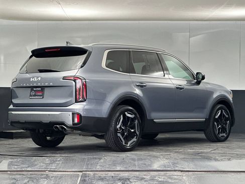 Used 2024 Kia Telluride EX image 3