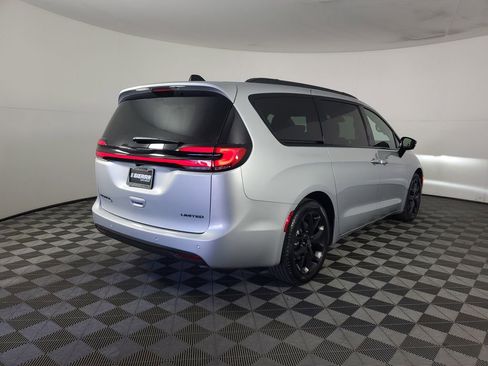 New 2026 Chrysler Pacifica Limited image 4