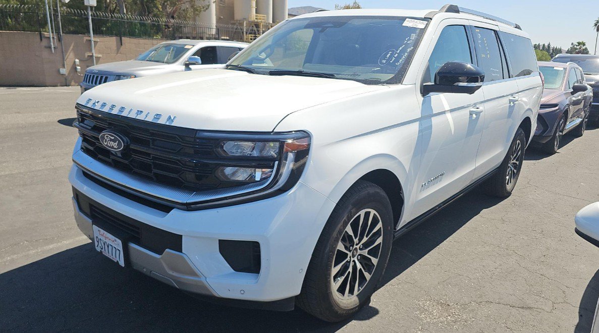 Used 2025 Ford Expedition Max Platinum AWD/4WD image 1