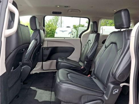 Used 2024 Chrysler Pacifica Touring-L FWD image 20