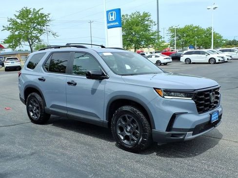 Certified 2025 Honda Pilot TrailSport image 3