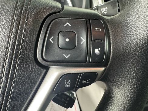 Used 2019 Toyota Highlander AWD V6 image 17