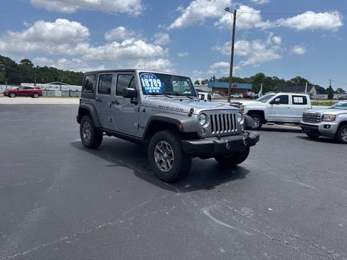Used 2016 Jeep Wrangler Unlimited Rubicon w/ Connectivity Group AWD/4WD image 7