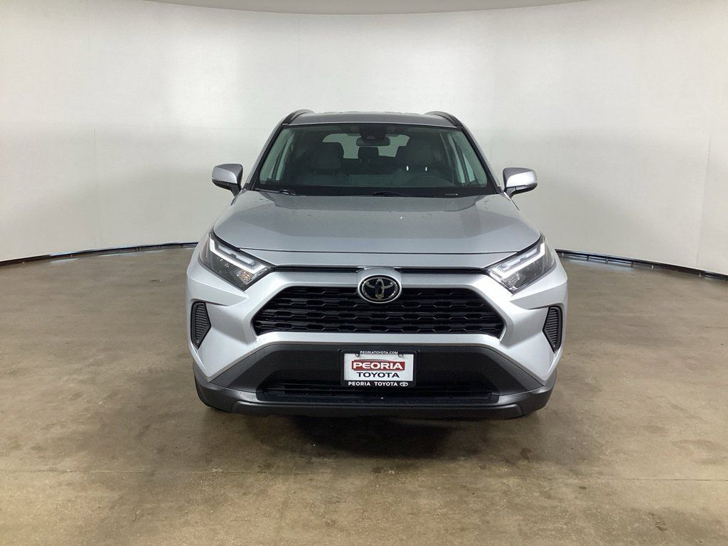 Used 2025 Toyota RAV4 XLE AWD/4WD image 2
