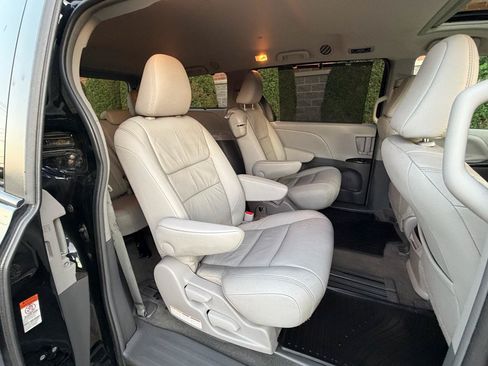 Used 2017 Toyota Sienna XLE w/ XLE Navigation Package FWD image 43
