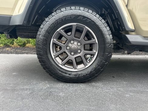 Used 2020 Jeep Gladiator Overland w/ Popular Equipment Package image 34