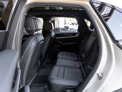 Certified 2025 Porsche Cayenne AWD/4WD image 46