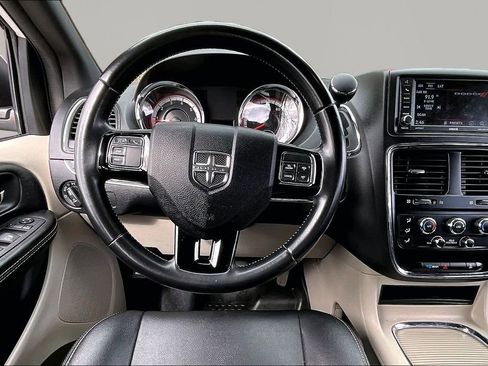 Used 2019 Dodge Grand Caravan SXT image 8