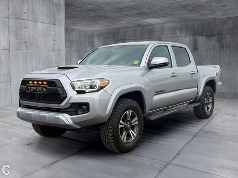 Used 2017 Toyota Tacoma TRD Sport w/ Tow Package RWD image 2