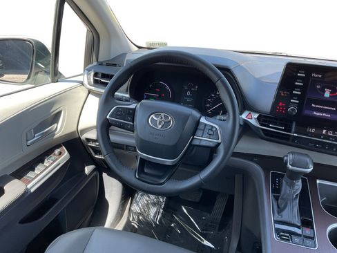 Used 2021 Toyota Sienna XLE FWD image 9