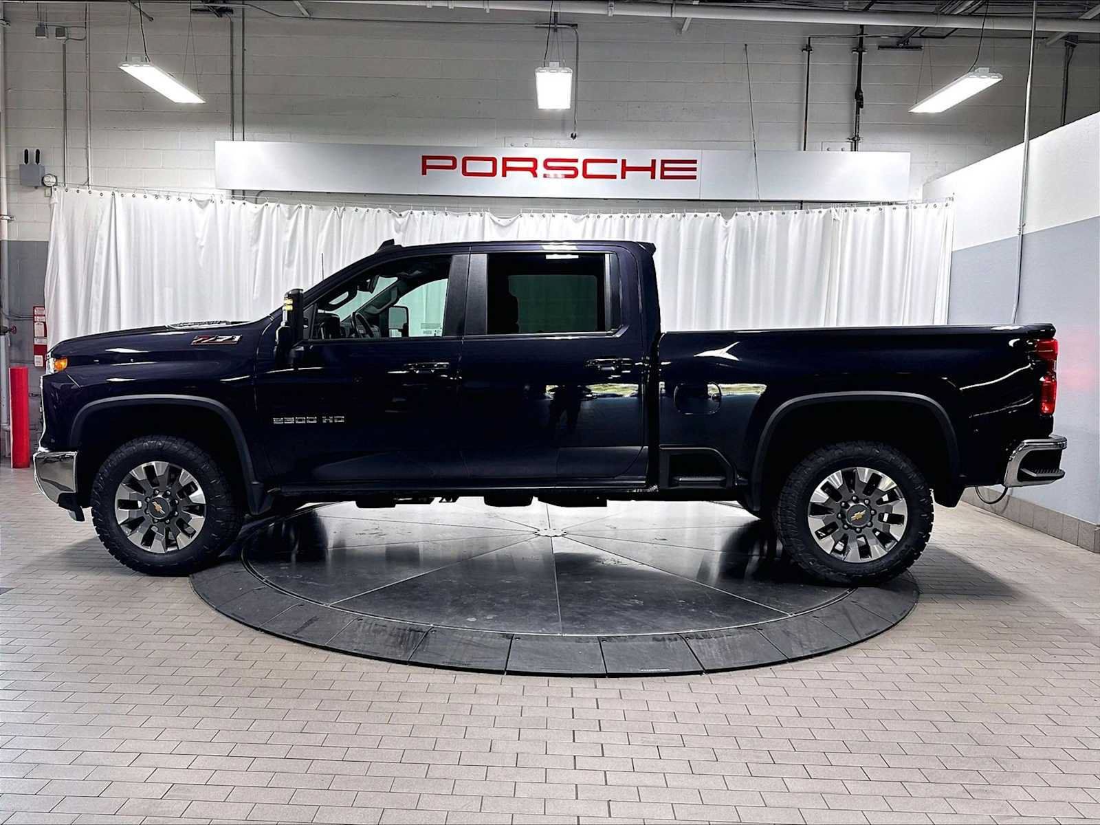 Used 2024 Chevrolet Silverado 2500 LT AWD/4WD image 2