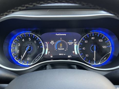 Used 2024 Chrysler Pacifica Touring-L image 26