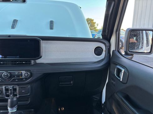 Used 2025 Jeep Wrangler Unlimited Sahara AWD/4WD image 35
