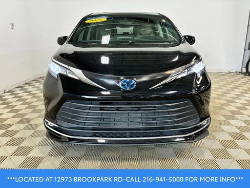 Used 2022 Toyota Sienna XLE FWD image 2