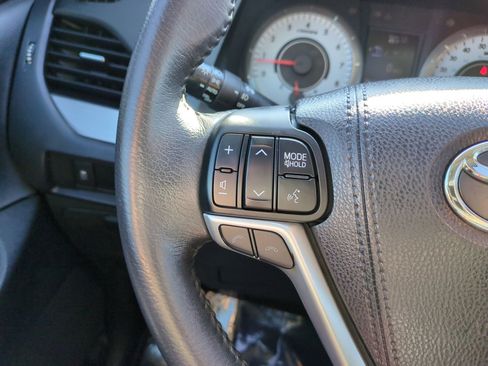 Used 2018 Toyota Sienna SE image 18